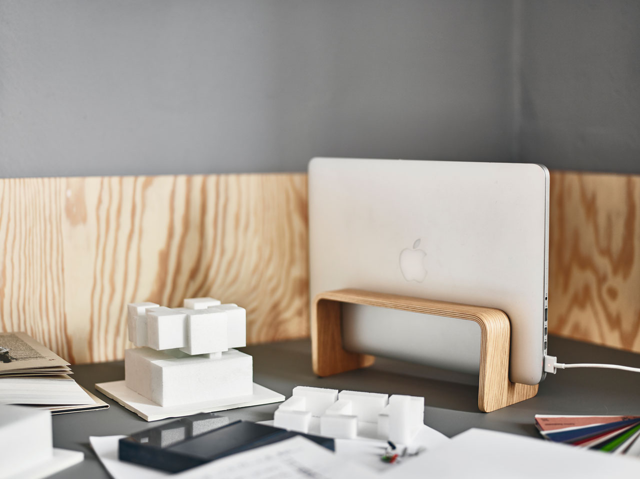 Vertical MacBook stand Vertical MacBook stand