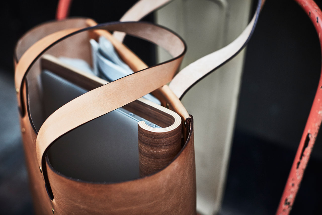 MacBook stand MacBook stand in leather bag